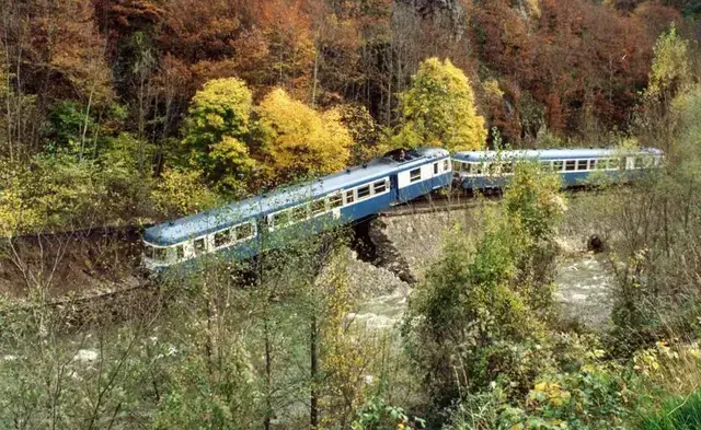 La chute de l'autorail au PK 372 entre Ferrières-Saint-Mary et Molompize en 1994