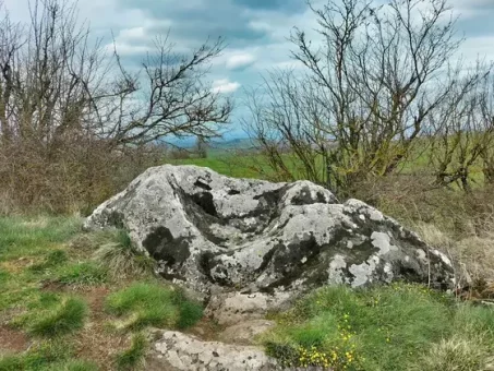 Assis au creux de rocher légendaire, saint Mary prêchait