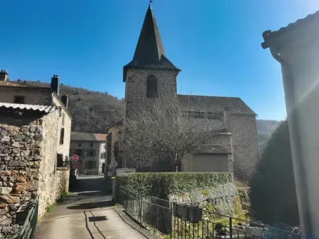 Église de Ferrières, depuis un petit pont sur la Bouzaire