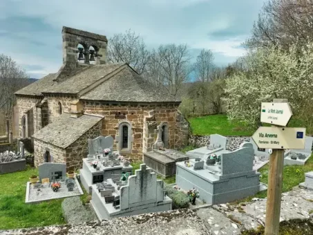 L'église avec le fléchage de la Via Arverna au premier plan