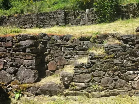 Le sentier empruntes des escaliers rentrants