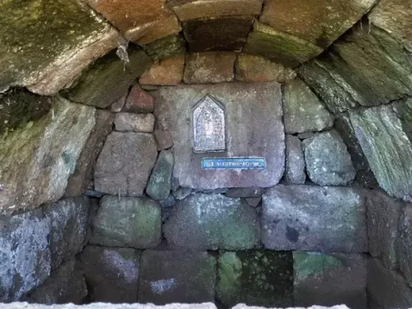 À l'intérieur de la fontaine Saint-Austremoine