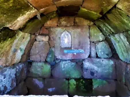 À l'intérieur de la fontaine Saint-Austremoine