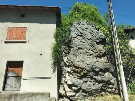 Maison et roche dans le hameau de La roche