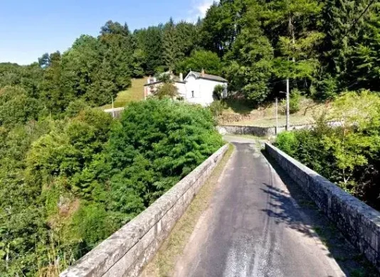 La maison sur le versant sud du pont de Gétine