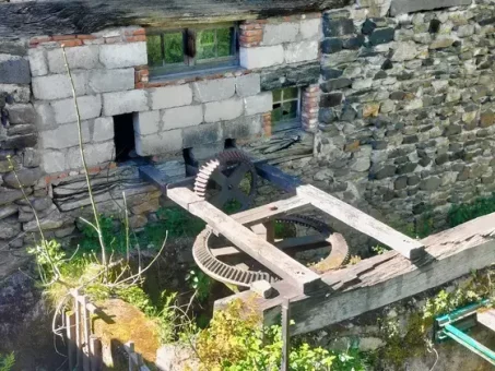 Vestige de moulin à eau près du béal de Molompize