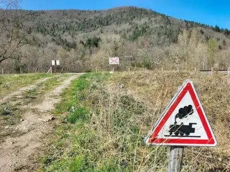 Et oui, ce panneau existe toujours : passage à niveau sans barrière !