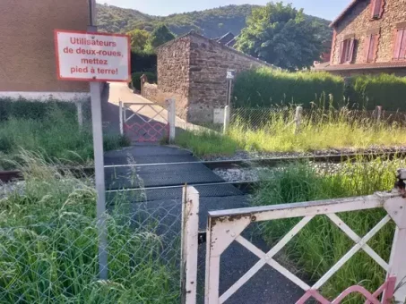 Entre les deux portillons, bien regarder à gauche et à droite avant de traverser !