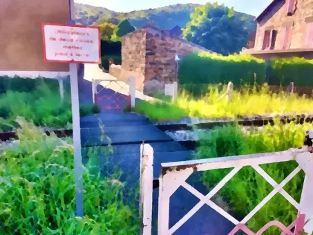 Entre les deux portillons, bien regarder à gauche et à droite avant de traverser !