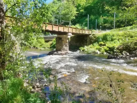 À Auzit, la passerelle sur l'Alagnon
