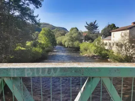 À Massiac, vue sur l'Alagnon depuis une passerelle...