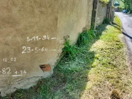 Repères des crues de l'Alagnon sur la façade d'une maison