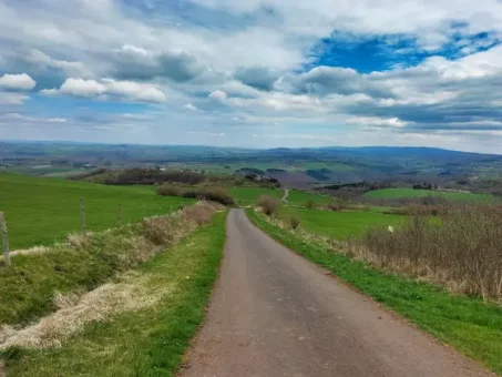 Un petit bout de route perdu dans la planèze