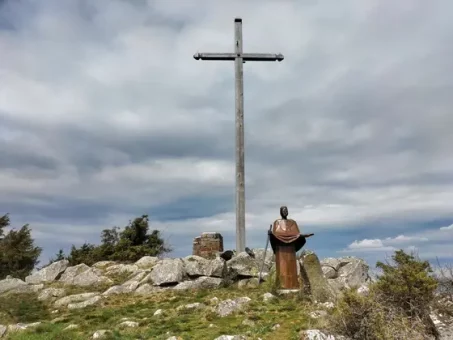 Croix et statue de saint Mary au sommet du Mont Journal