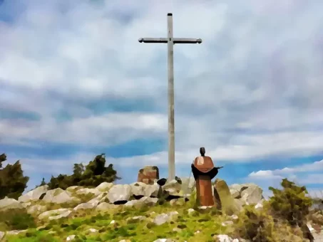 Croix et statue de saint Mary au sommet du Mont Journal