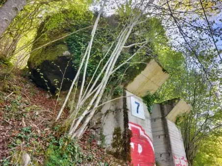 Cet énorme bloc rocheux menace la voie ferrée !