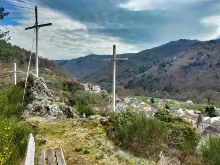 Site des 3 croix, à quelques pas au-dessus de l'église de Ferrières