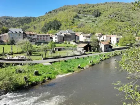 Vue sur le village, avec les palhàs en arrière-plan